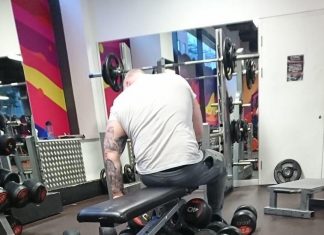 When you go to the gym don’t be this guy Guy Hoarding Weights