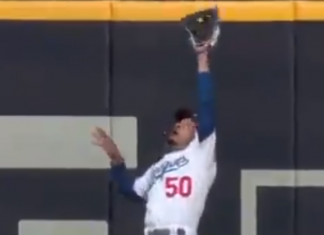 Mookie Betts make the incredible catch to end the inning (highlight video)
