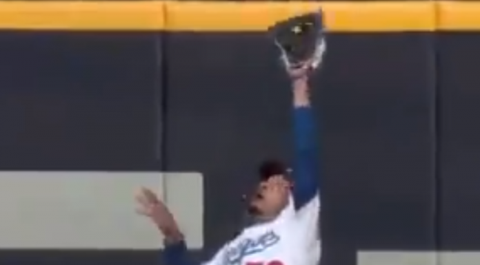 Mookie Betts make the incredible catch to end the inning (highlight video)