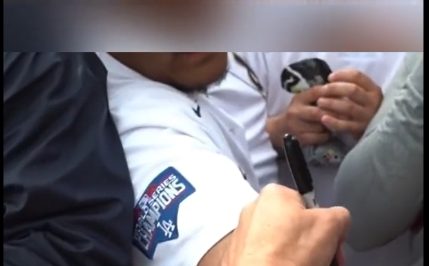 LA Dodgers Fan Turns Cody Bellinger Signature on His Arm into a Tattoo LA Dodgers Cody Bellinger Fan Tattoo